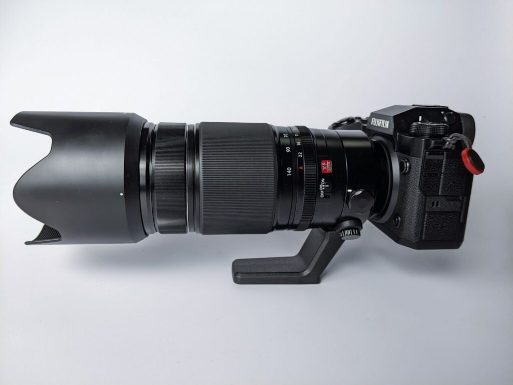 XF50-140mmF2.8 R LM OIS WRをフードと三脚座をつけて富士フイルムのボディに装着した状態