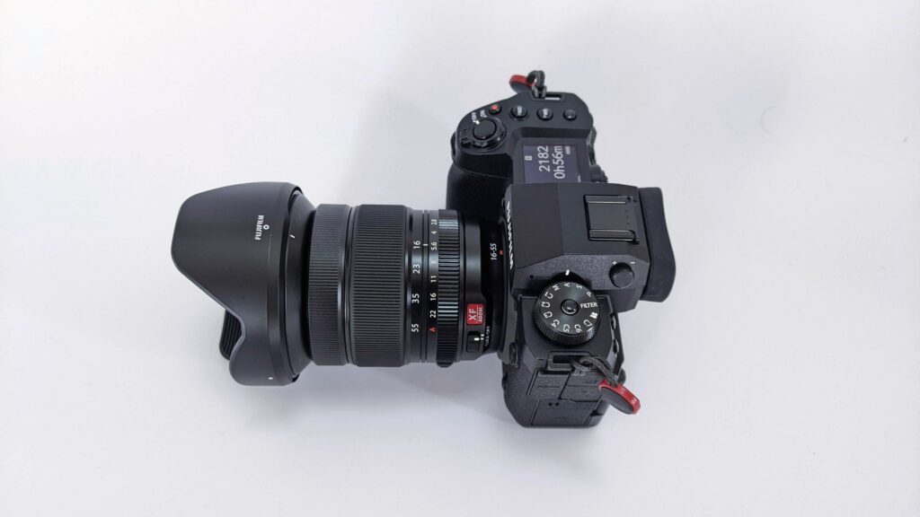 X-H2に装着したXF16-55mmF2.8 R LM WR IIをフード付きで上から見たところ