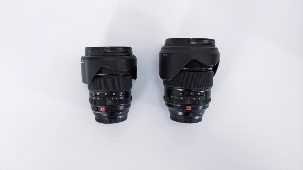 XF16-55mmF2.8のII型（左）と初代（右）をフード付きで並べた大きさ比較