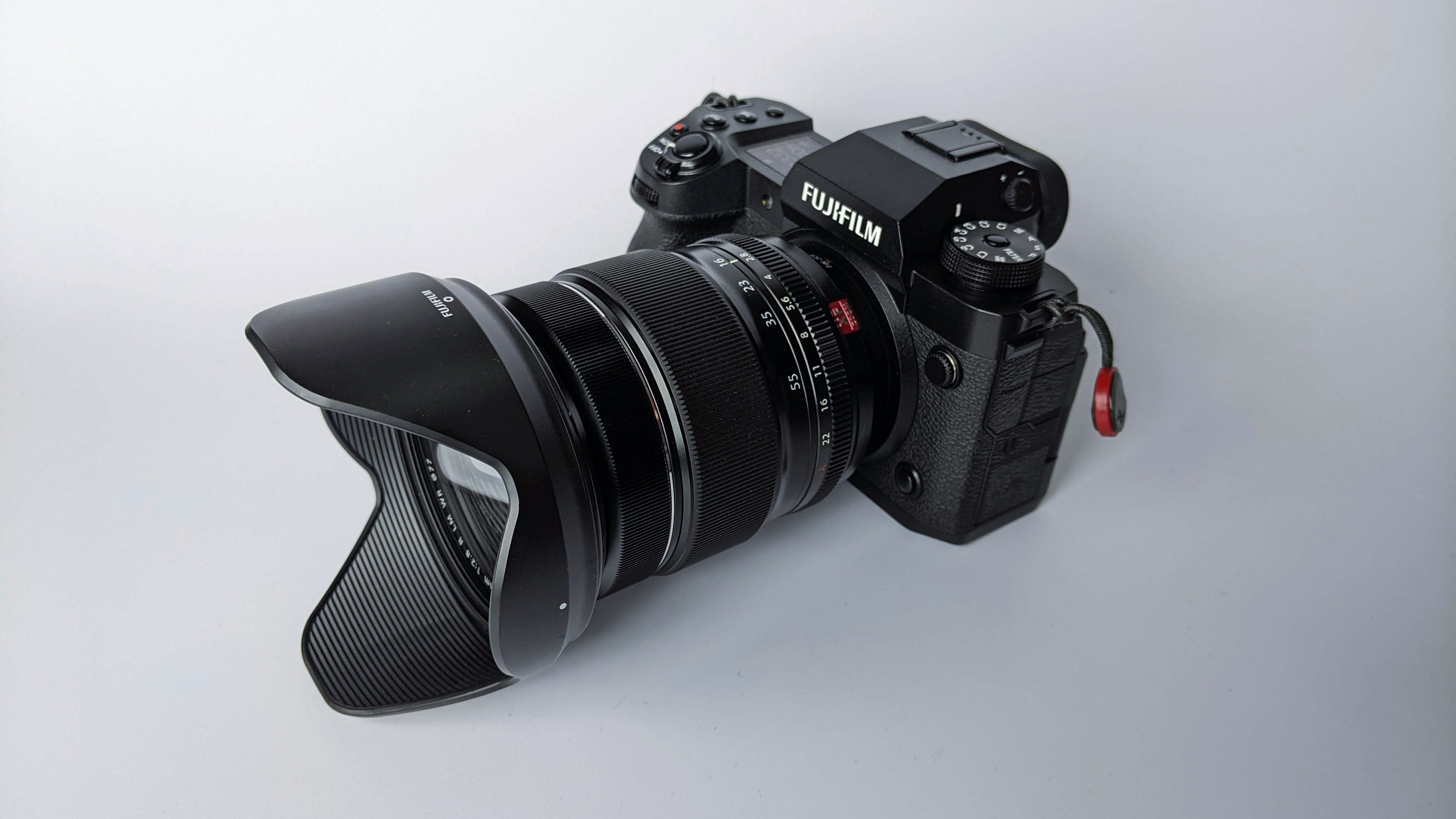 FUJIFILM X-H2 ボディ上面。モードダイヤルとサブLCDが確認できる