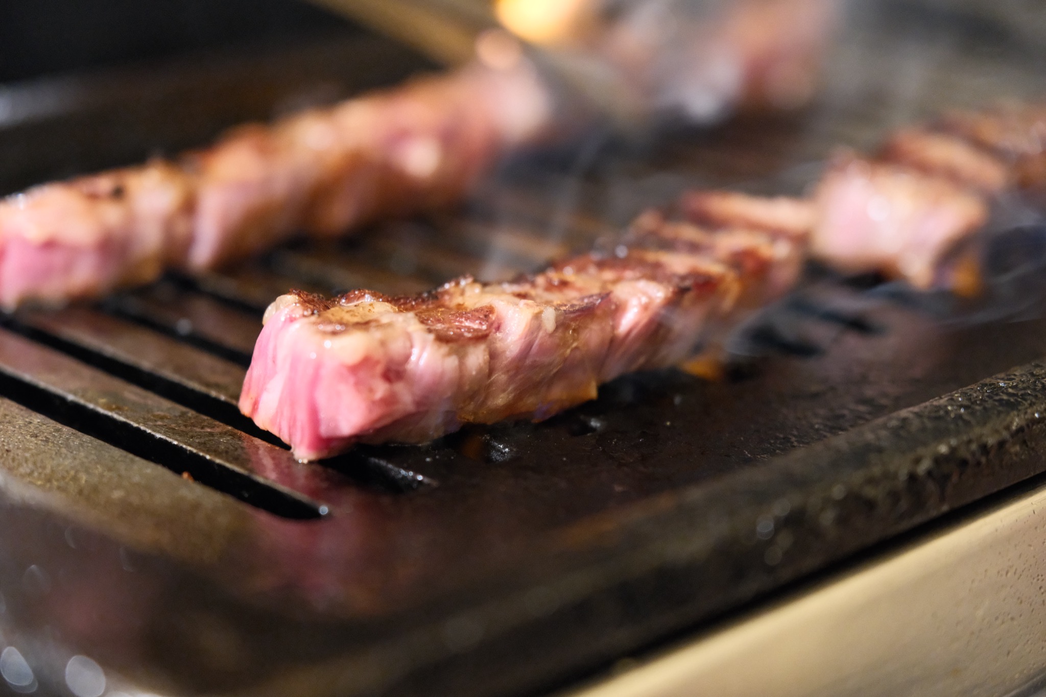 FUJIFILM X-H2 REALA ACE レシピ3 鉄板焼きの和牛ステーキ 湯気の立つ料理写真