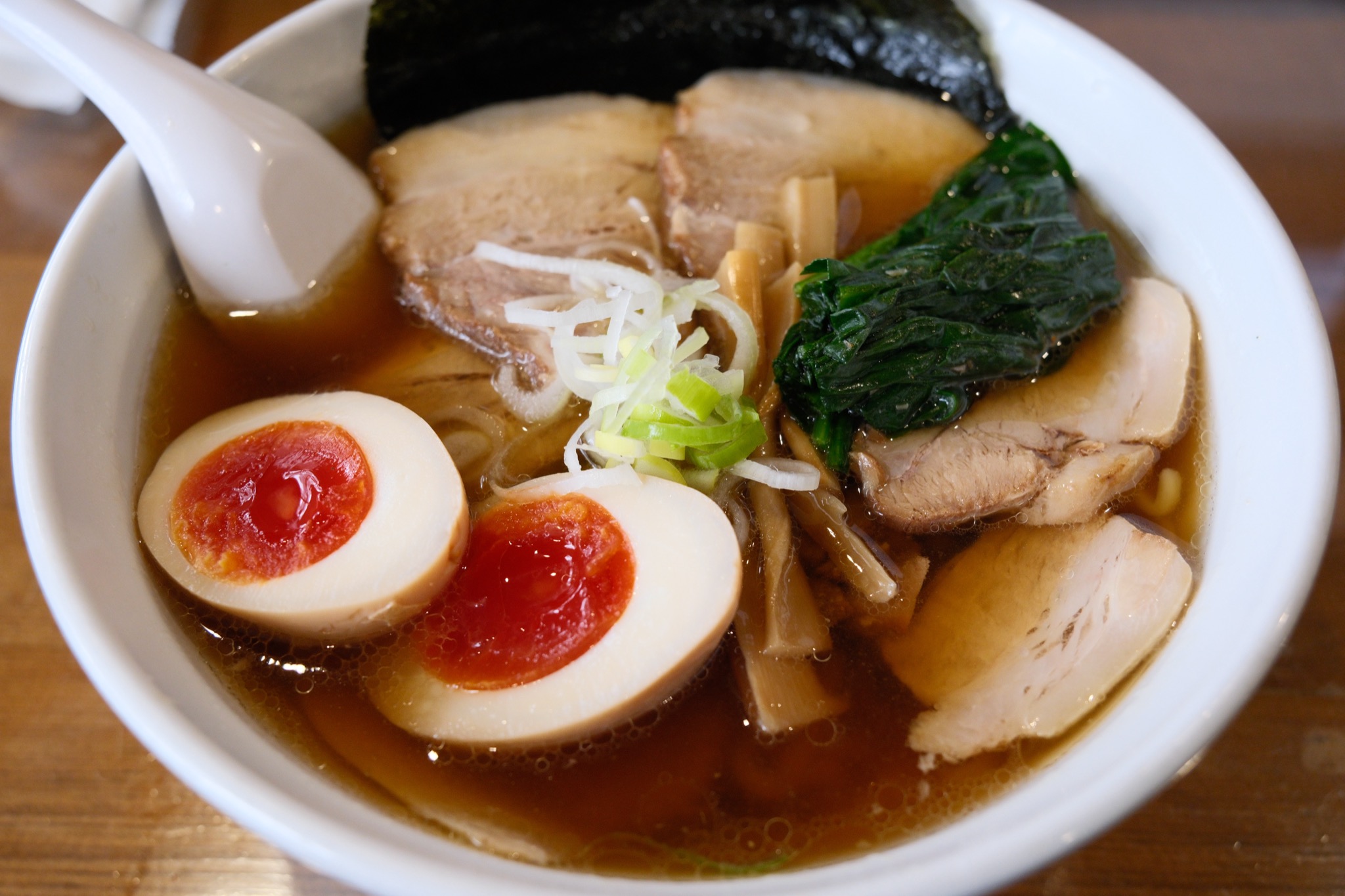 FUJIFILM X-H2 REALA ACE レシピ3 醤油ラーメンと半熟卵 澄んだスープの料理写真